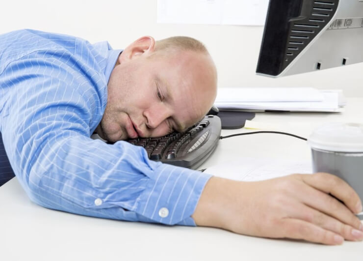 мужчина спит перед монитором